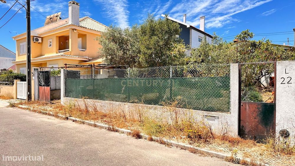 Terreno com Habitação na Charneca da Caparica
