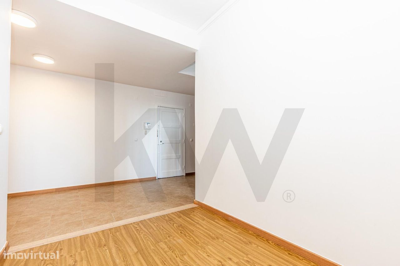 Apartamento T1 transformado em T2 na Av. Estados Unidos da América.