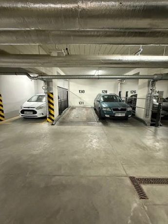 Miejsce postojowe - górna platforma - ul. Piltza 19 - garaż - parking