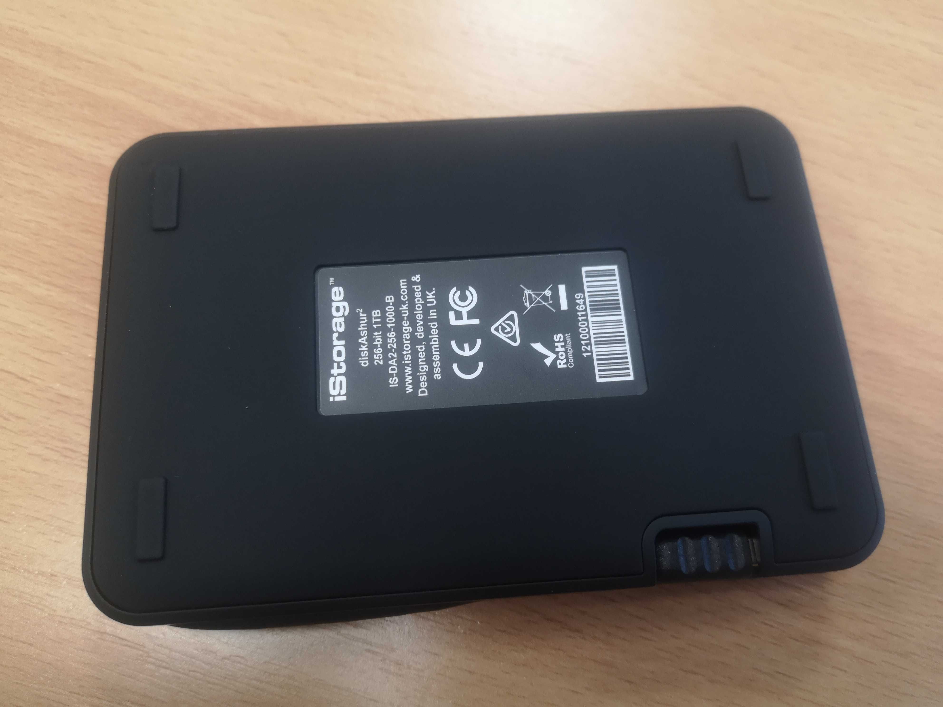 Флешка с кодом Жорсткий диск iStorage diskAshur USB 1 TB Phantom Black