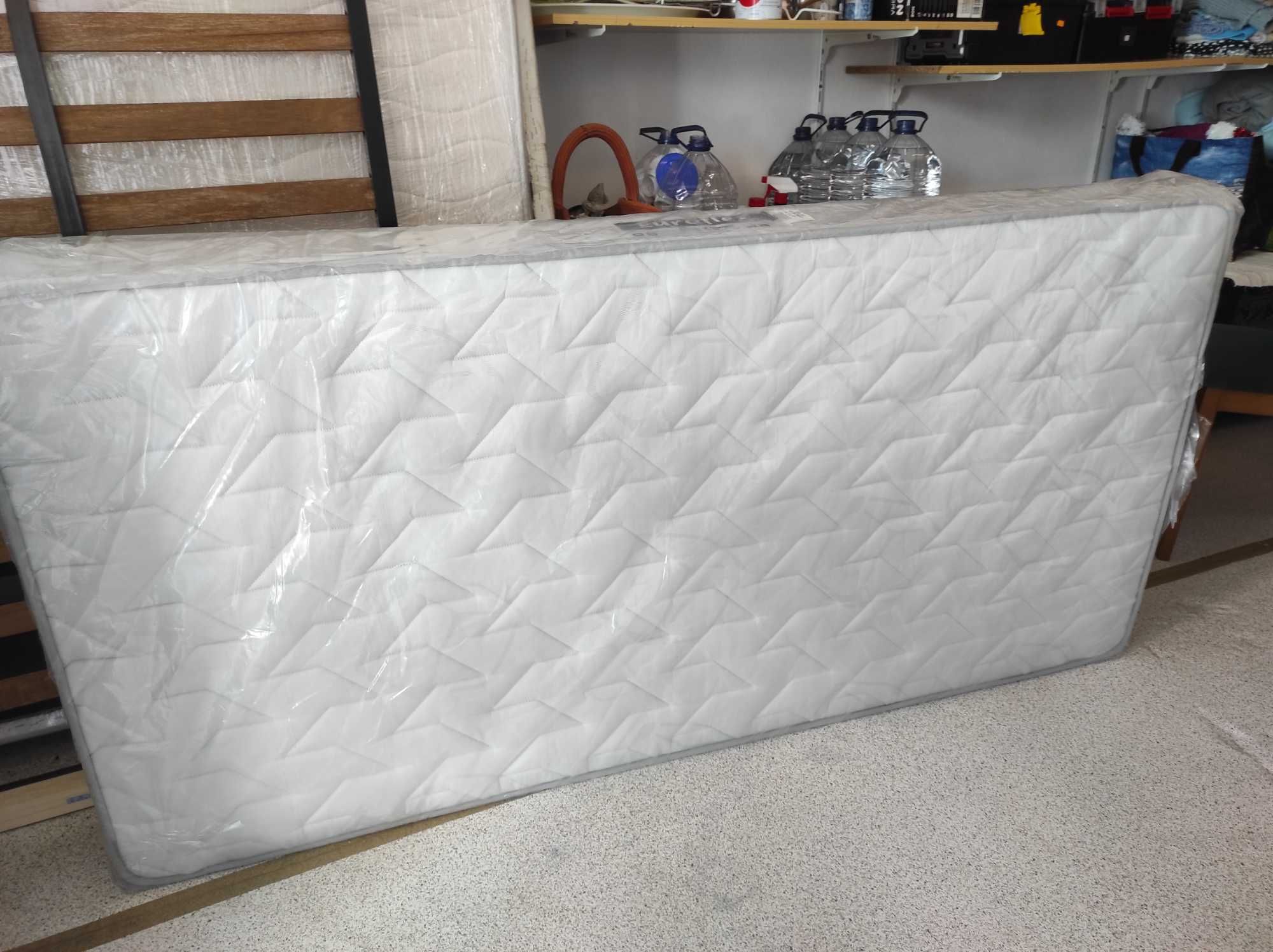 Cama de solteiro com estrado de ripas e com colchão (pouco uso)
