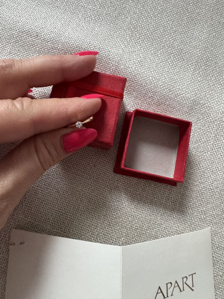 Pierscionek zareczynowy z diamentem zakupiony w Aparcie certyfikaty