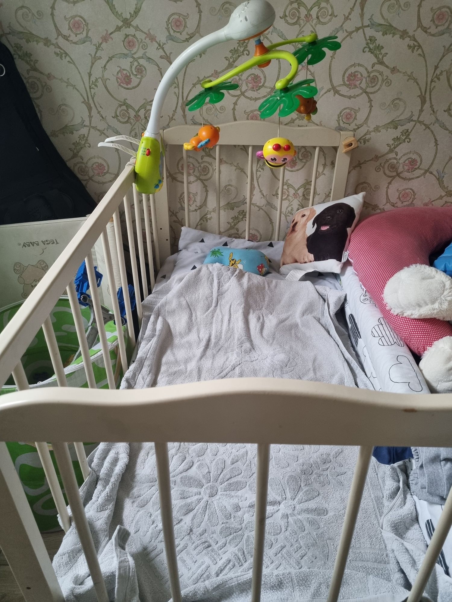 Дитяча кроватка з матрасом та постільним