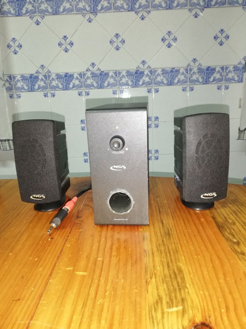 Subwoofer e colunas de apoio Marca "NGS"