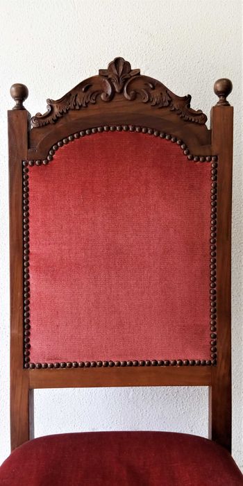 Cadeiras de madeira, veludo pregado a tachas