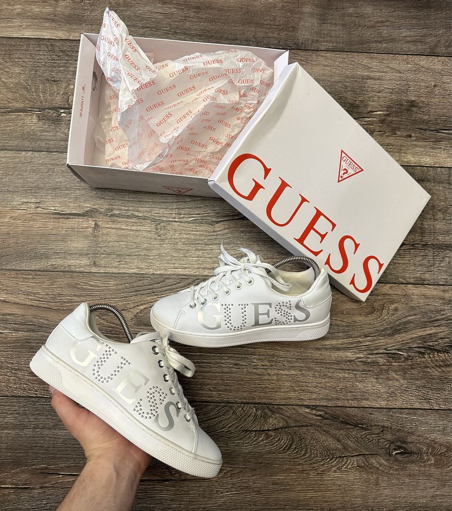 Кроссовки от Guess