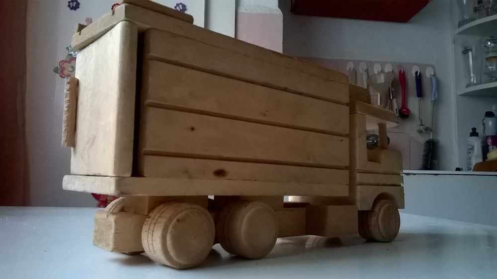 ciężarówka/skarbonka/zabawka model samochodu z drewna z czasów PRL-u