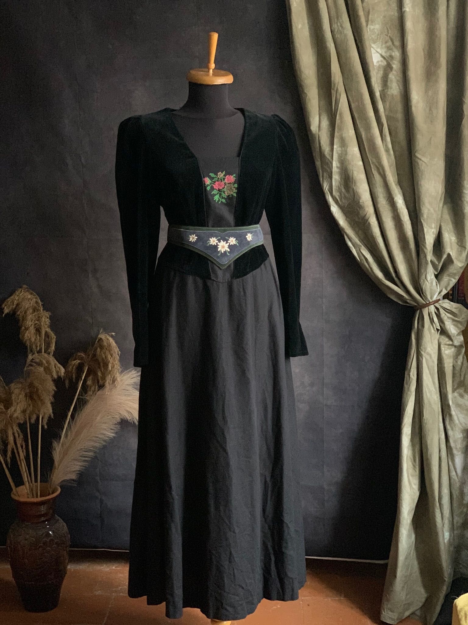 Вінтажна австрійська оксамитова сукня