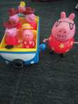 Caping Car Peppa Pig e bonecos