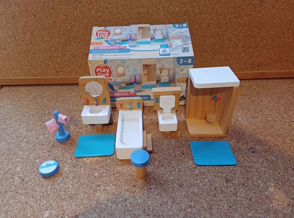 Mobília madeira casa de bonecas. 12€ cada conjunto.