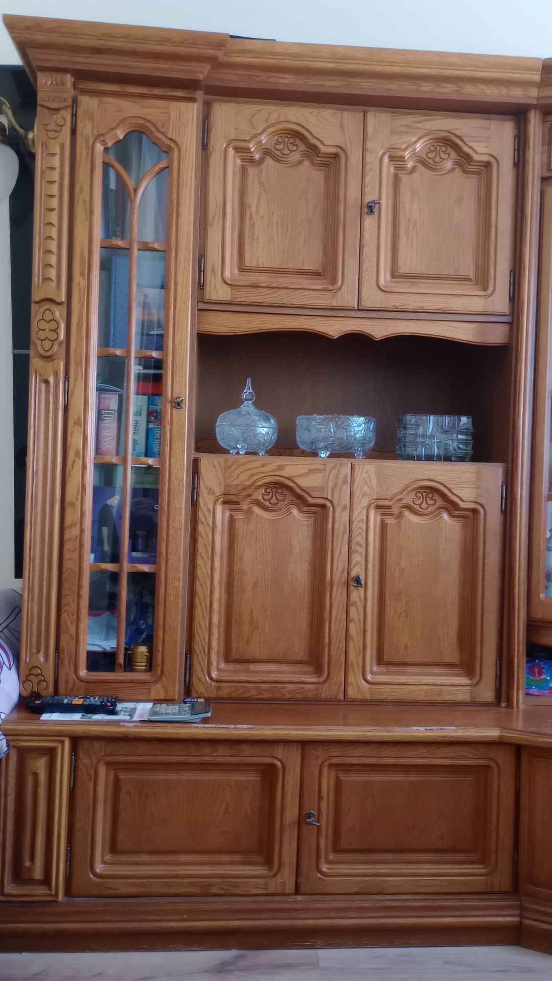 Sprzedam meble dębowe używane w dobrym stanie.cena z szafą 1000 zł.