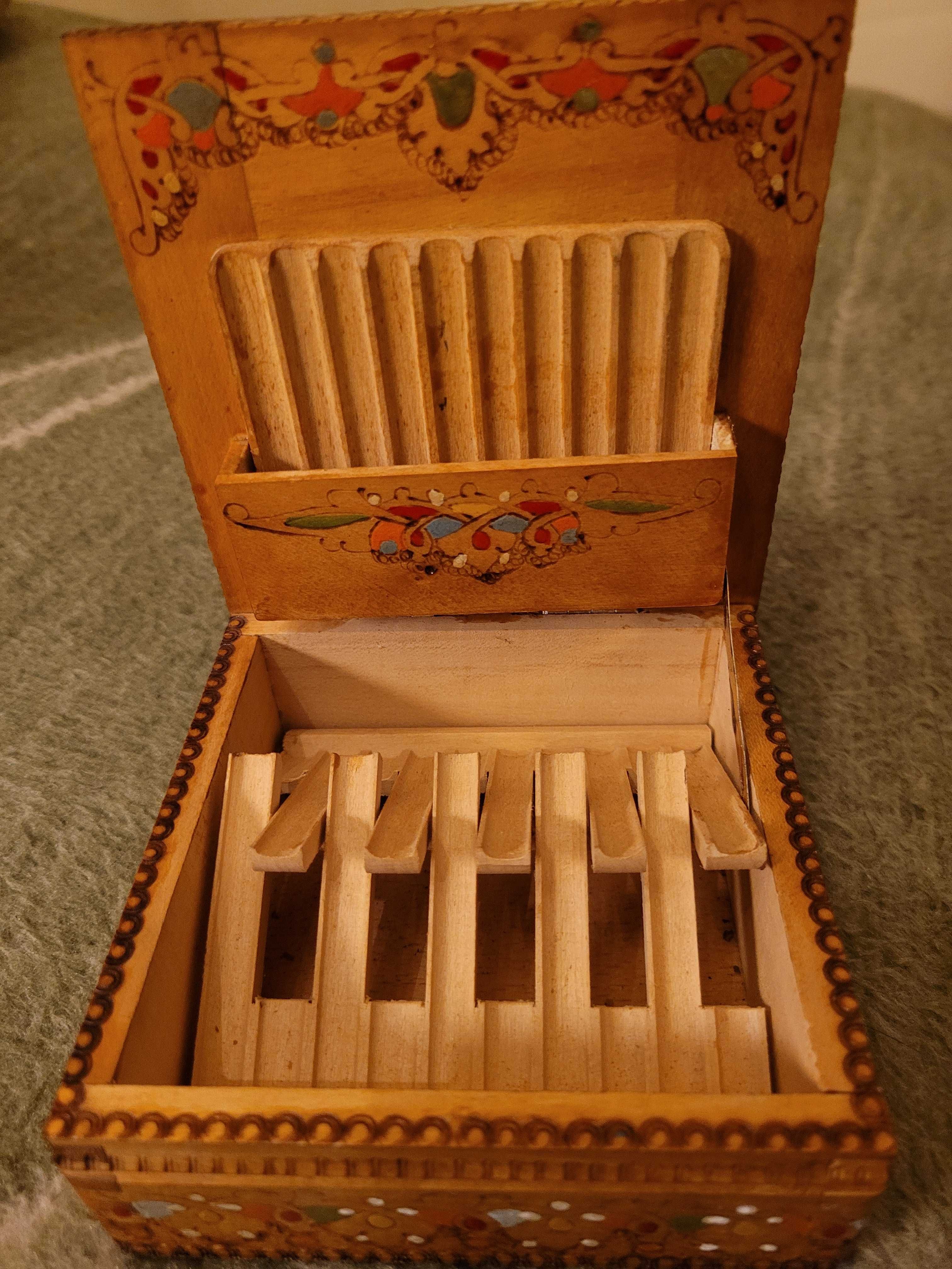 Szkatułka  drewniana - na papierosy