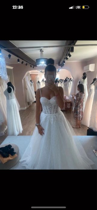 Suknia ślubna z krysztalkowym koronkowym wykończeniem