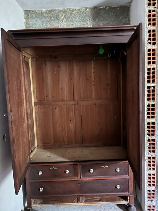 Armario de madeira