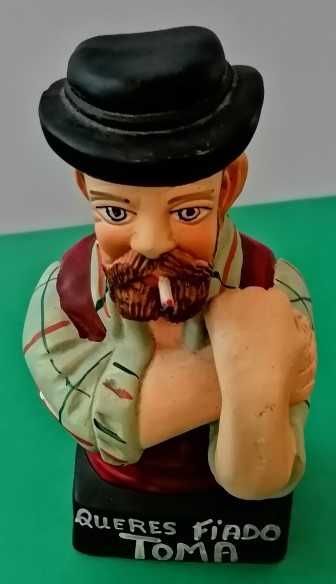 Escultura do Zé Povinho a fumar