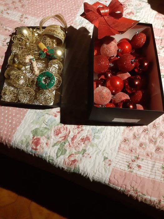 Árvore de Natal com bolas, luzes e presépio