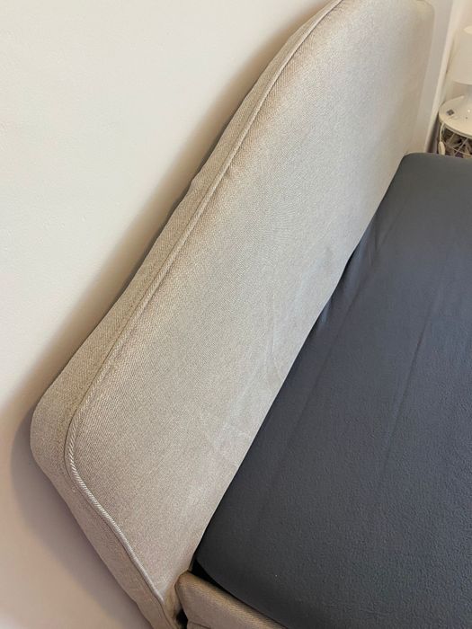 Cama de casal com estrado.