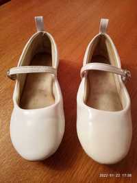 białe buciki balerinki pantofelki