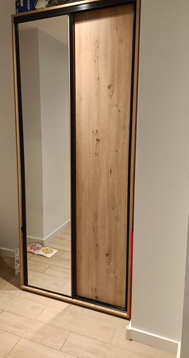 Przesuwna szafa z lustrem