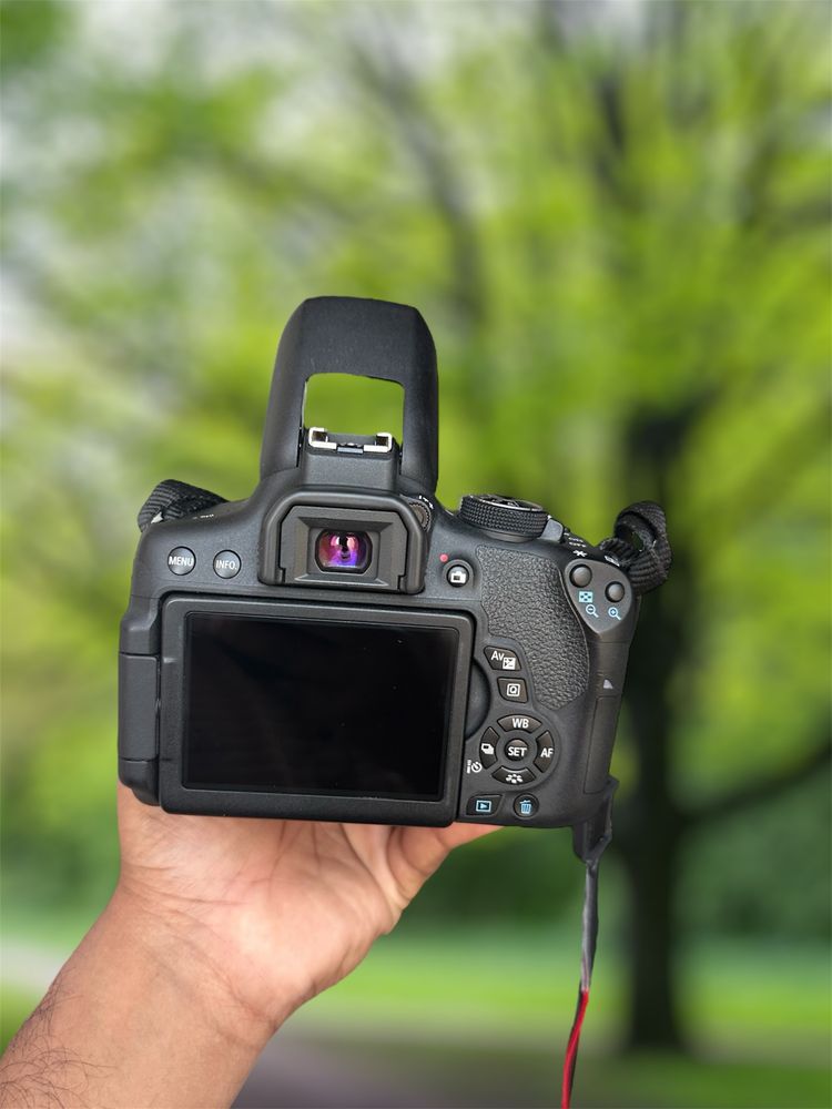 Canon Eos 750D WiFi/ecrã tactile com lente 18-55mm e bolsa
