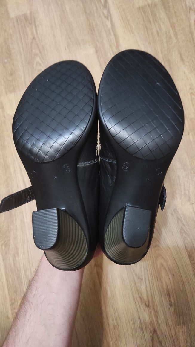 продаються нові шкіряні туфлі на підборах  RoMax 39р