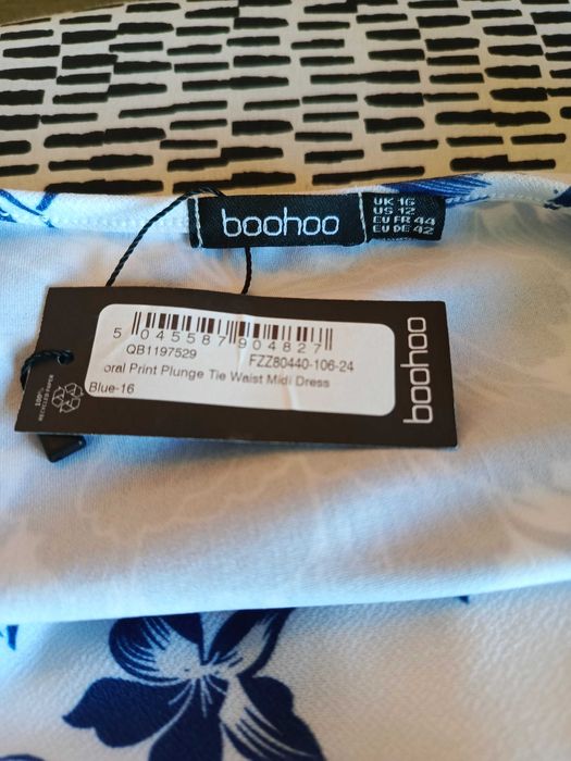 Sukienka Boohoo midi biała w kwiaty niebieska kopertowa dekolt V 44