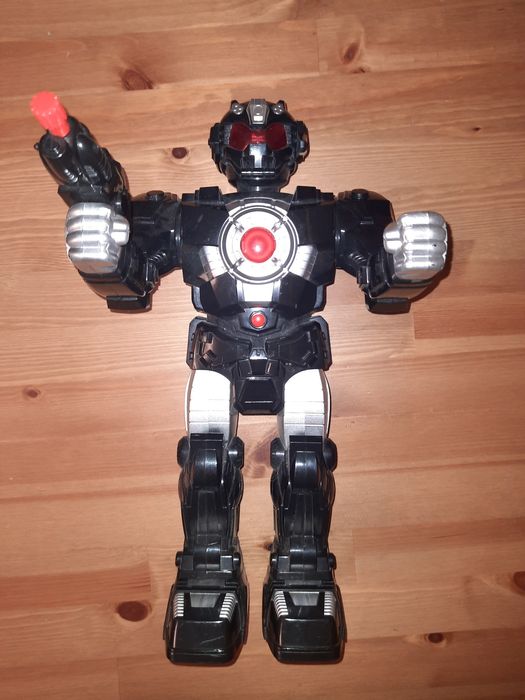 Robot dla dzieci na baterie. Zabawka chodzi, wydaje dźwięk