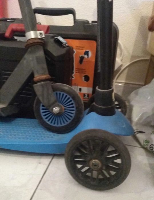 2 trotinetes infantis