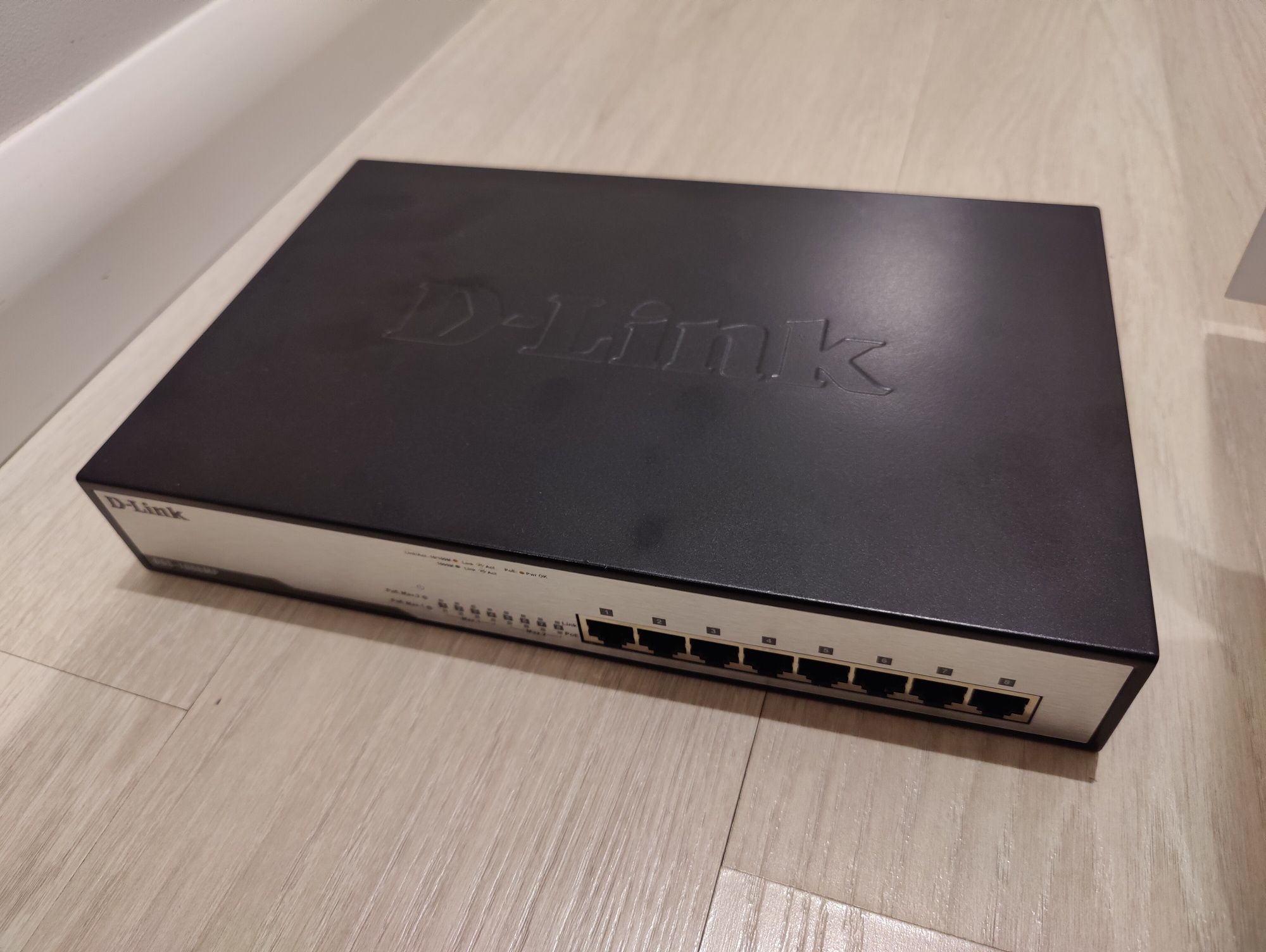 Switch PoE 8 port D-Link kamery wifi DGS-1008MP rack