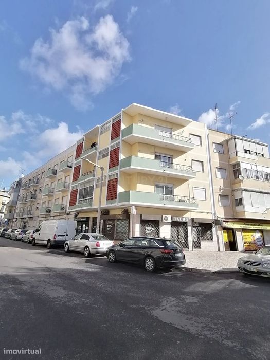 Loja com duas frentes no centro de Alverca