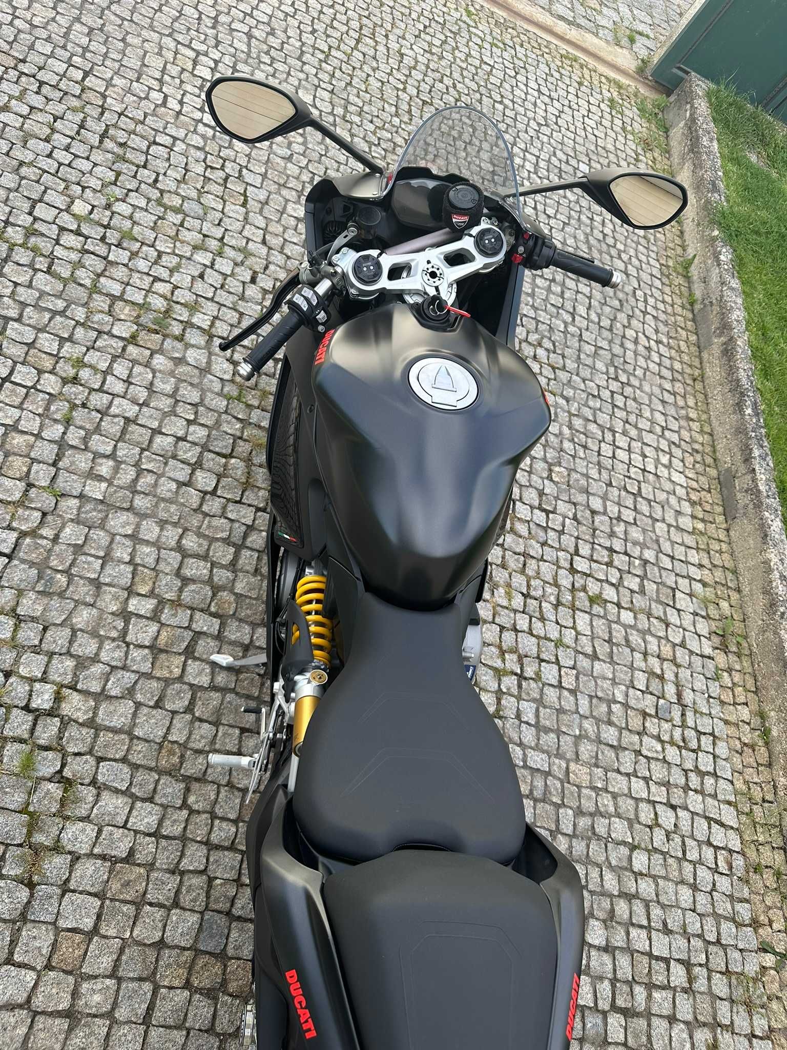 Ducati Panigale V2 2024 black on black