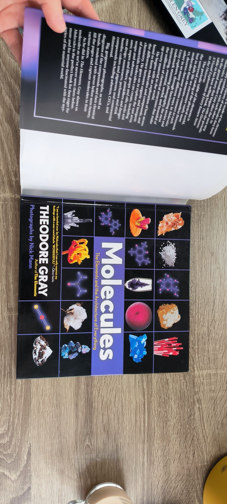 Книга англійською Theodore Gray Molecules