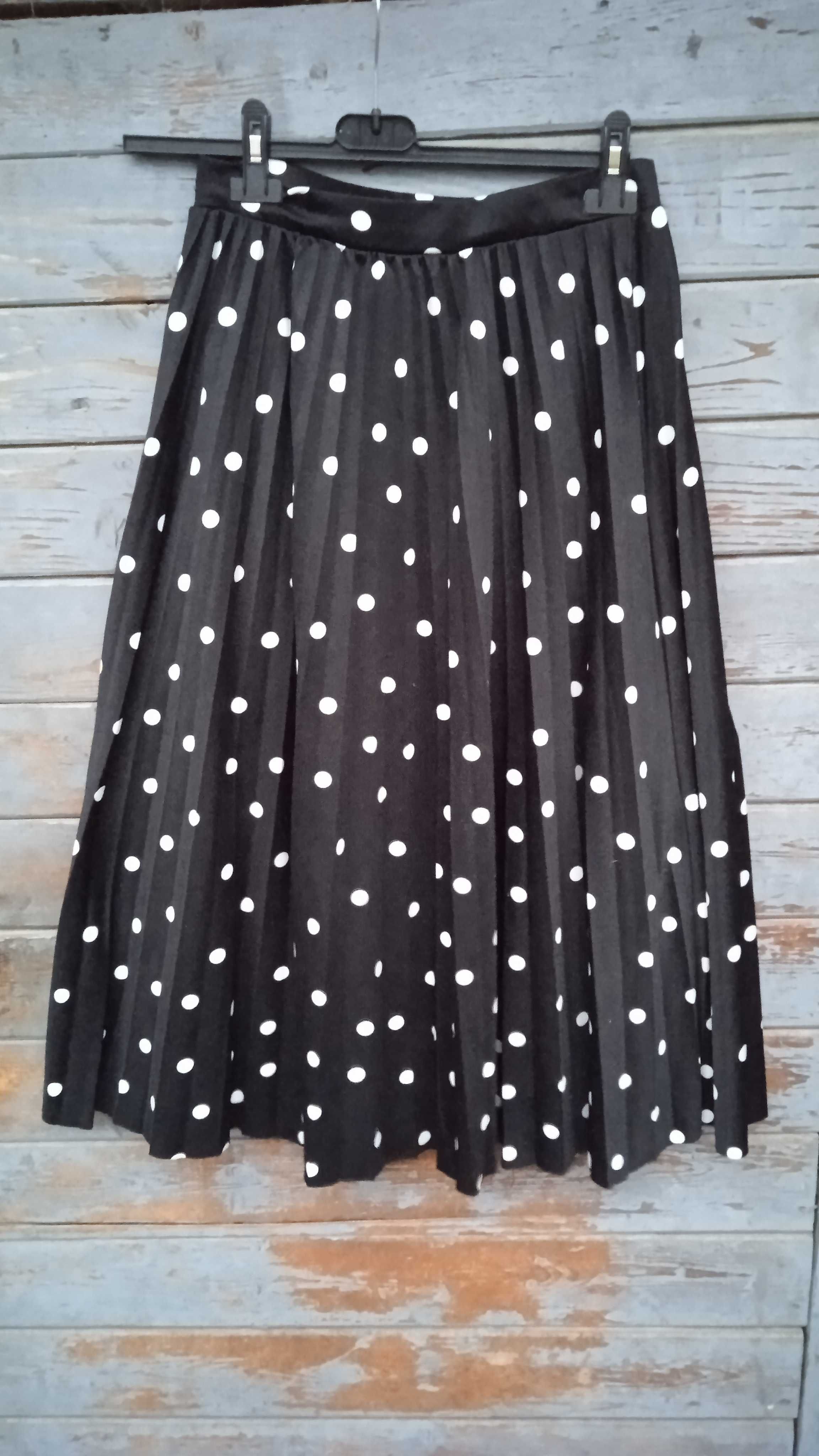 Czarna spódnica plisowana w białe grochy Reserved 40 L polka dot