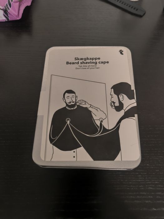 Capa para cortar/aparar a barba no espelho