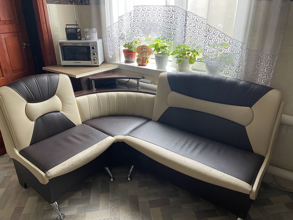 Продам у задовільному стані кухонний уголок