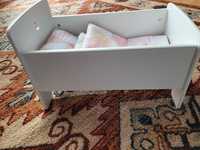 Drewniane białe łóżeczko dla lalki z pościelą