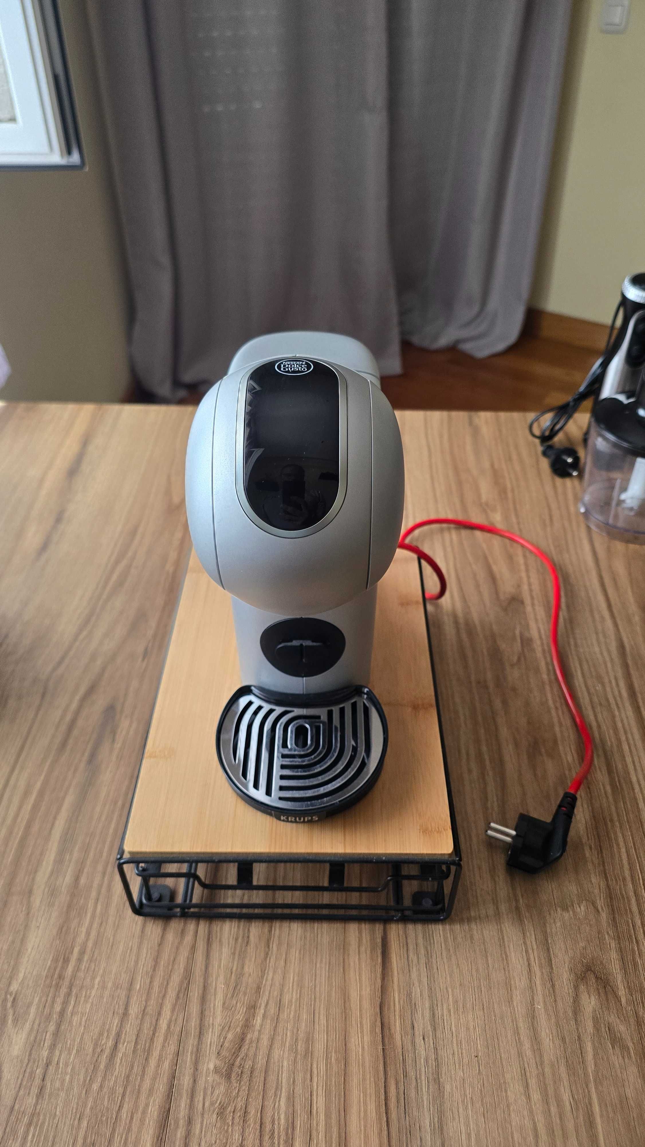 Máquina de café Dolce Gusto + Suporte