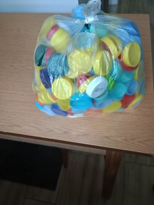 Plastikowe nakrętki z butelek