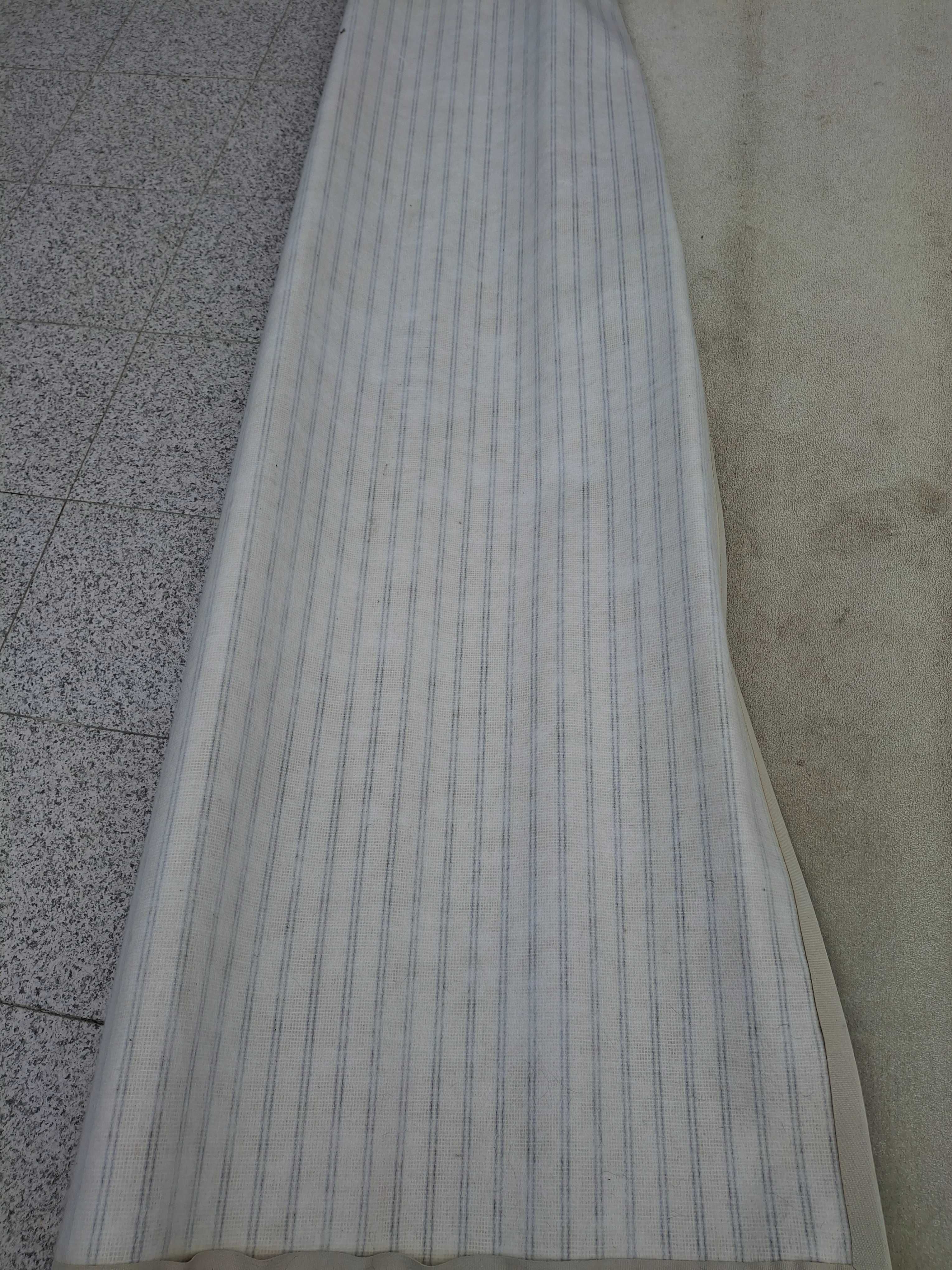 Carpete cinzenta 3,46 cm por 2,48 cm