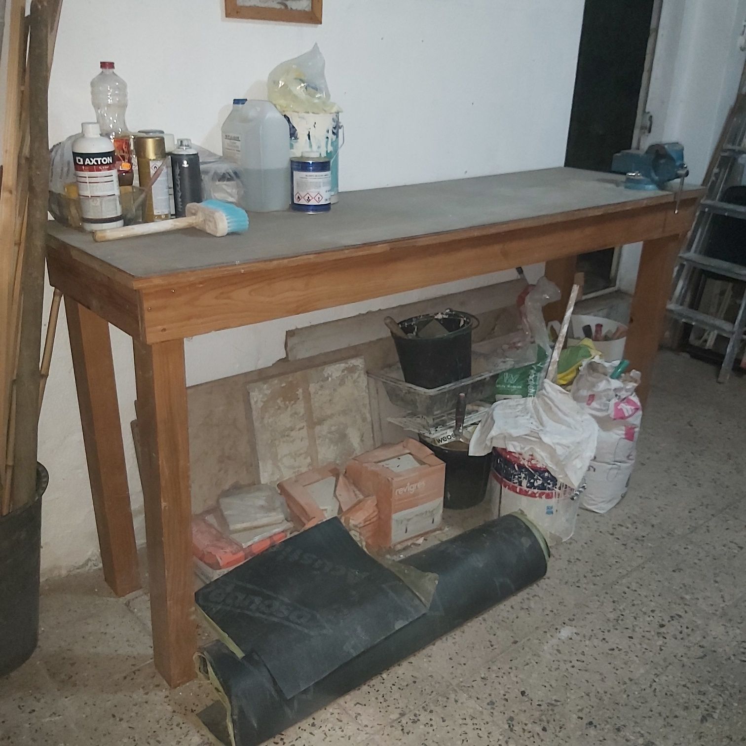 Bancada de trabalho com chapa ferro e torno