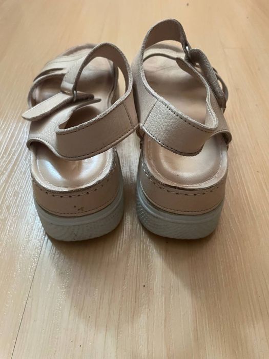 Сандалі шкіряні жіночі