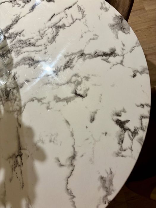 Mesa jantar redonda com tampo efeito mármore