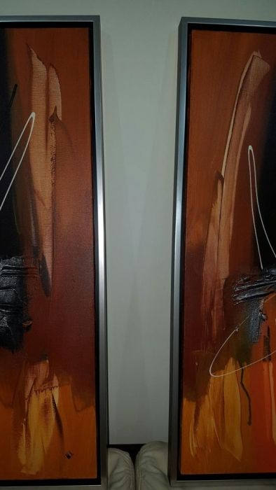 Quadros pintados à mão.