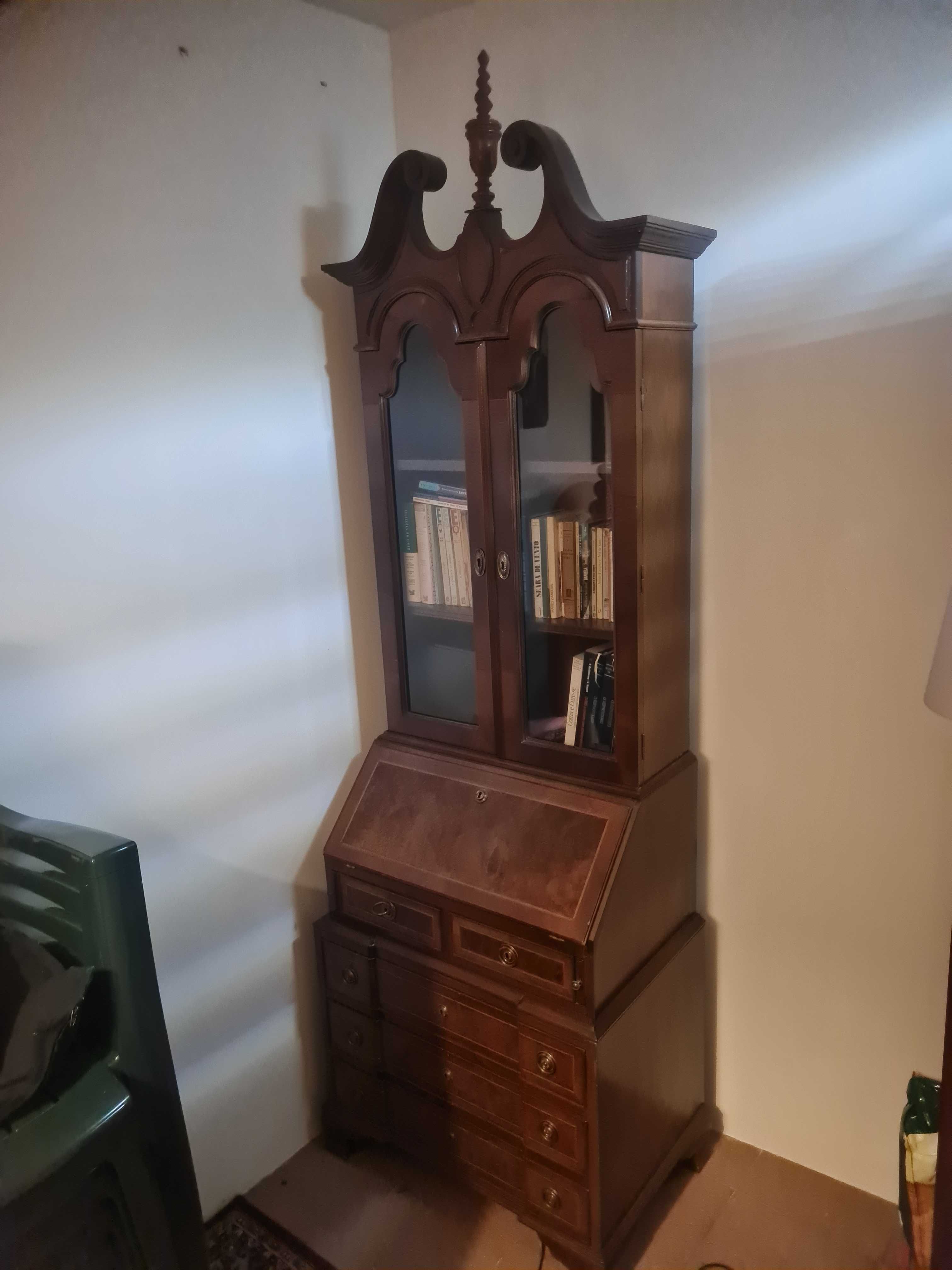 Escrivaninha alta com estante para livros