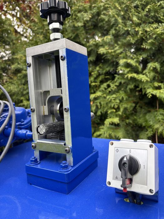Korowarka do kabli elektrycznych , odizolowywacz na 230 V