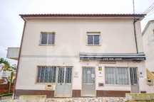 Moradia independente com 2 espaços comerciais, em Caneças (Casal Novo)