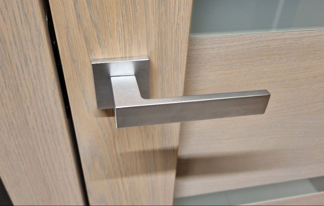 Klamka klamki Tupai do drzwi wewnętrznych srebrna minimalistyczna