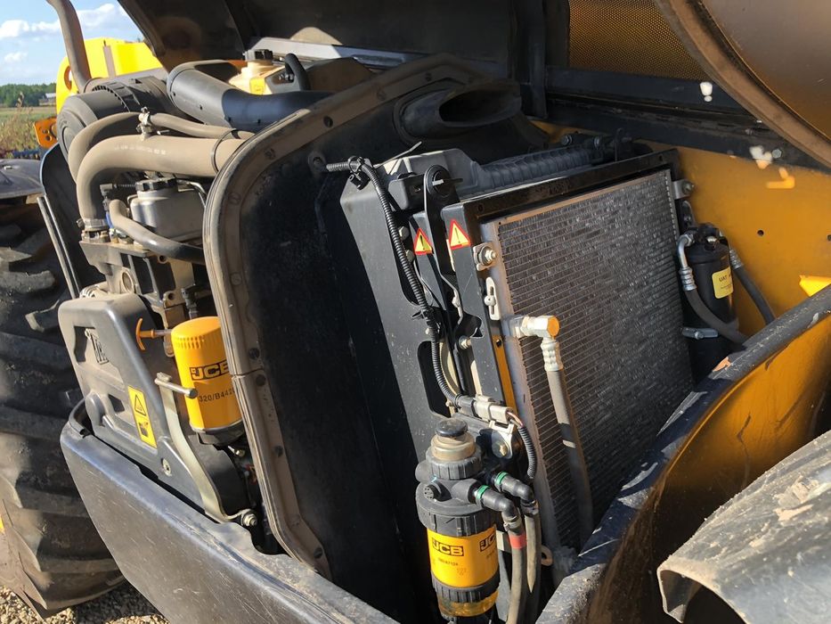 Навантажувач телескопічний JCB