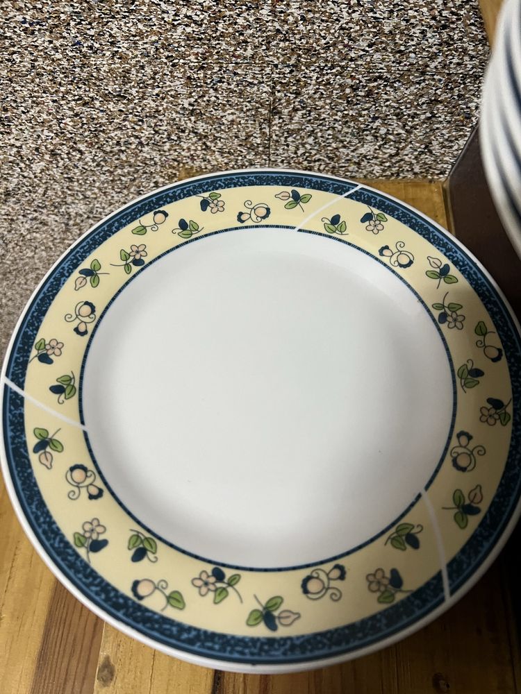 Pratos de cozinha mais saladeira