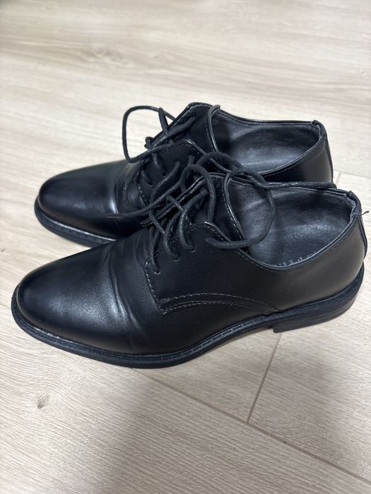 Buty eleganckie chłopięce czarne 35